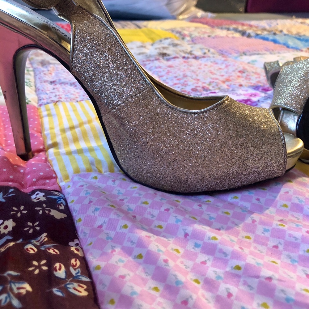 Gold glitter heals